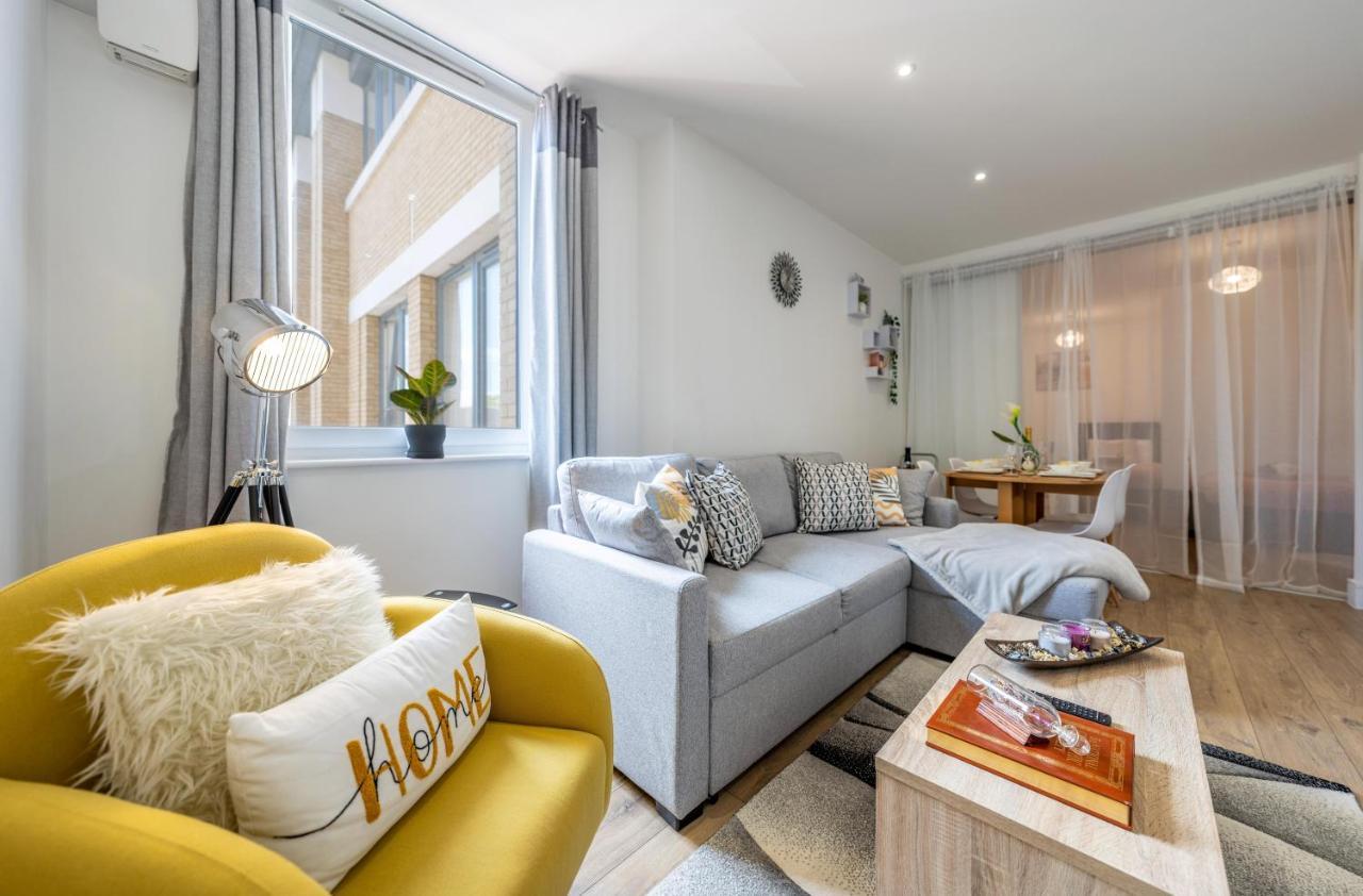 Mission Wave - Venture Apartment Staines-upon-Thames ภายนอก รูปภาพ
