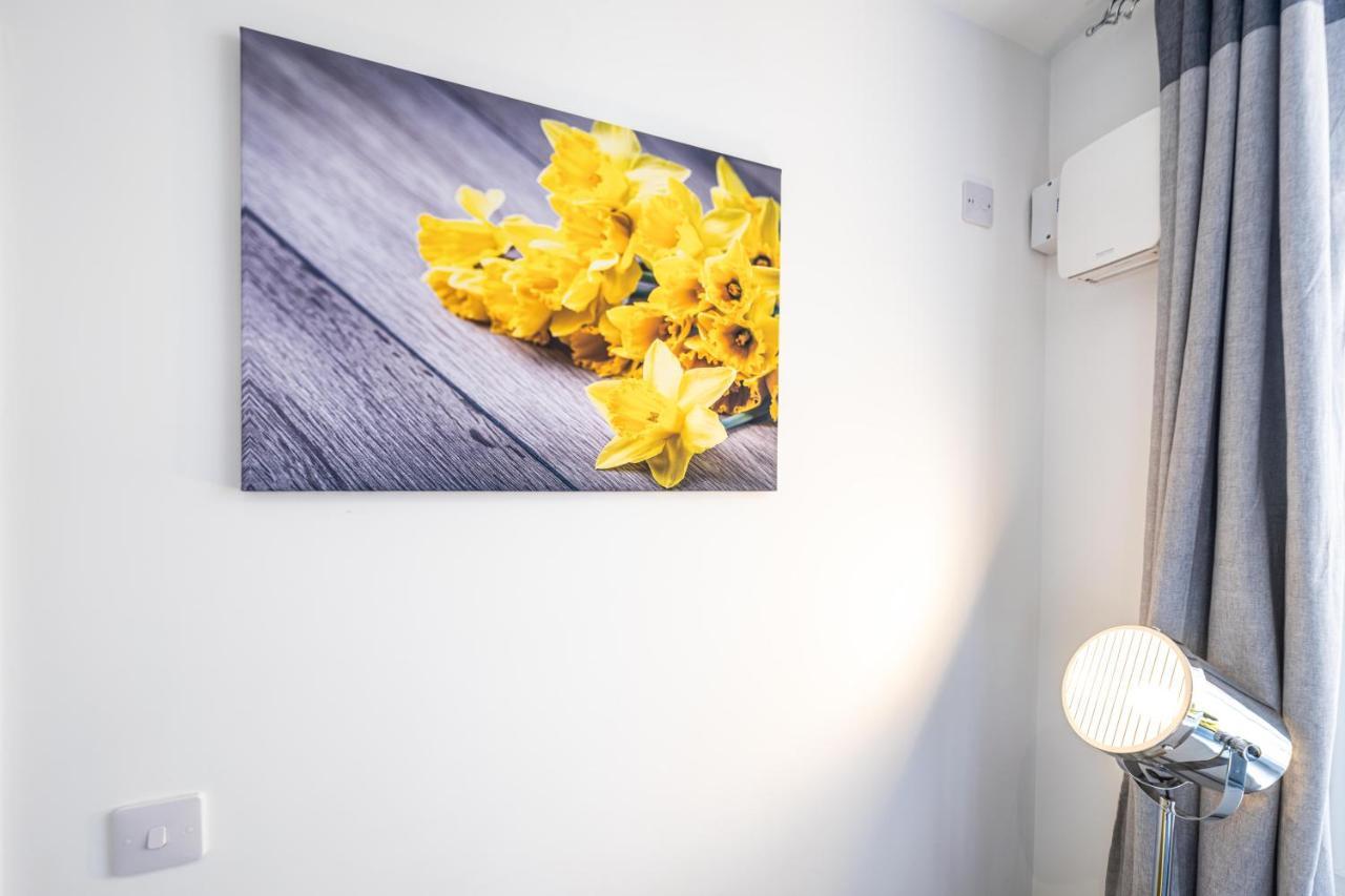 Mission Wave - Venture Apartment Staines-upon-Thames ภายนอก รูปภาพ