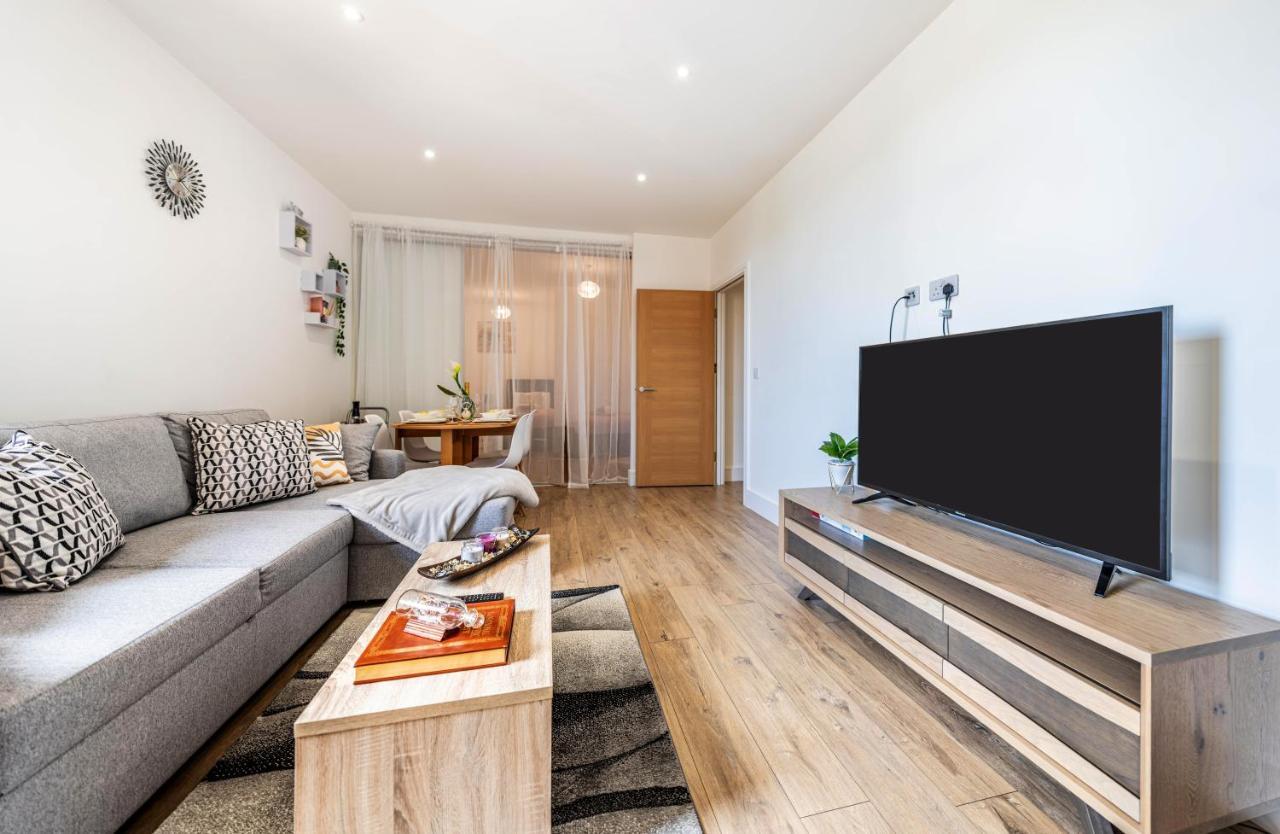 Mission Wave - Venture Apartment Staines-upon-Thames ภายนอก รูปภาพ