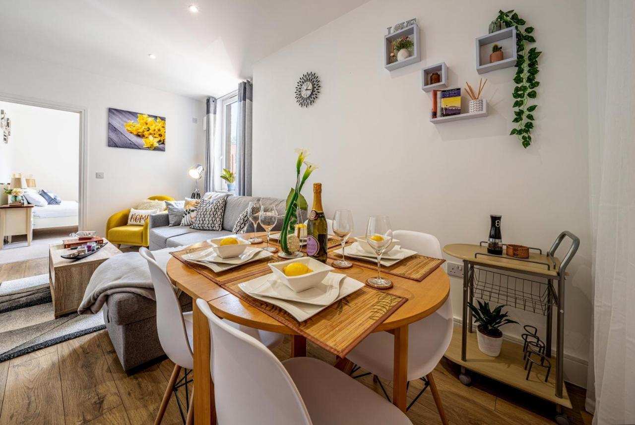 Mission Wave - Venture Apartment Staines-upon-Thames ภายนอก รูปภาพ