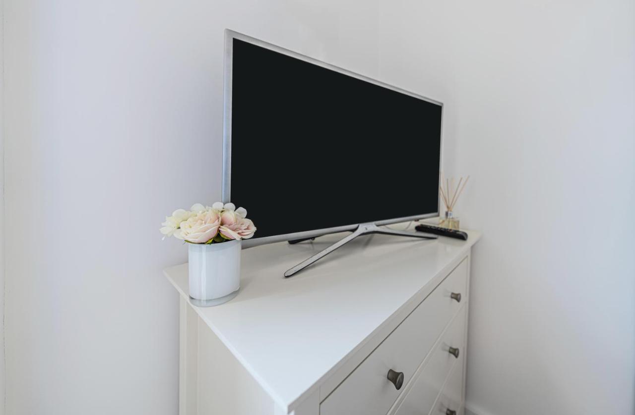 Mission Wave - Venture Apartment Staines-upon-Thames ภายนอก รูปภาพ