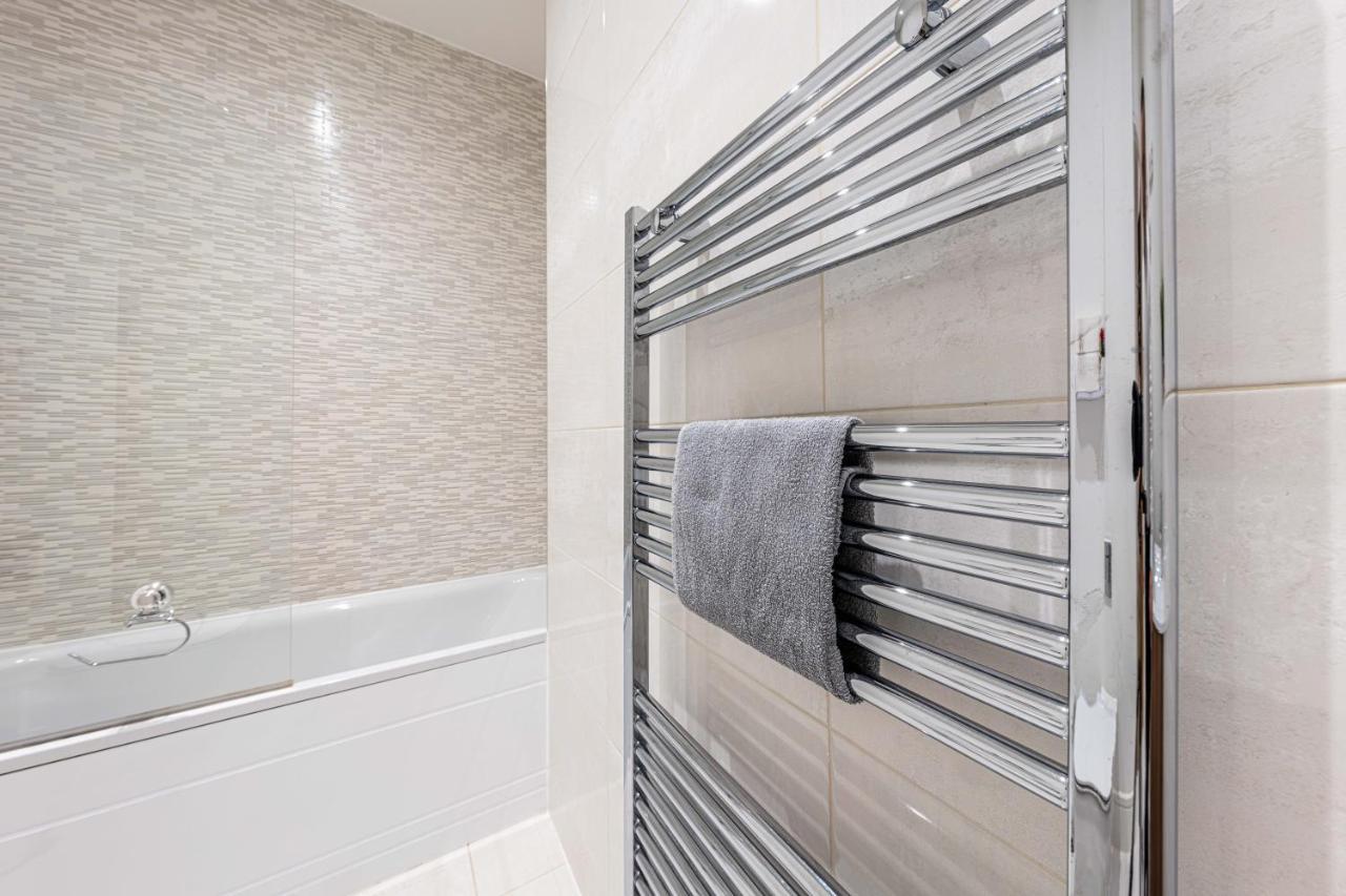 Mission Wave - Venture Apartment Staines-upon-Thames ภายนอก รูปภาพ