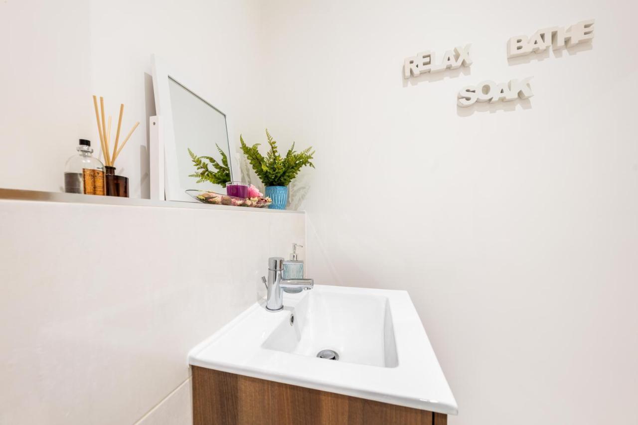 Mission Wave - Venture Apartment Staines-upon-Thames ภายนอก รูปภาพ