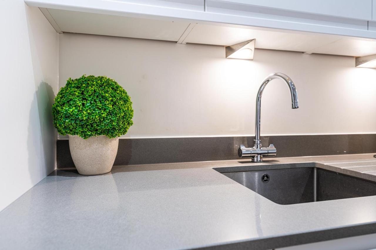 Mission Wave - Venture Apartment Staines-upon-Thames ภายนอก รูปภาพ