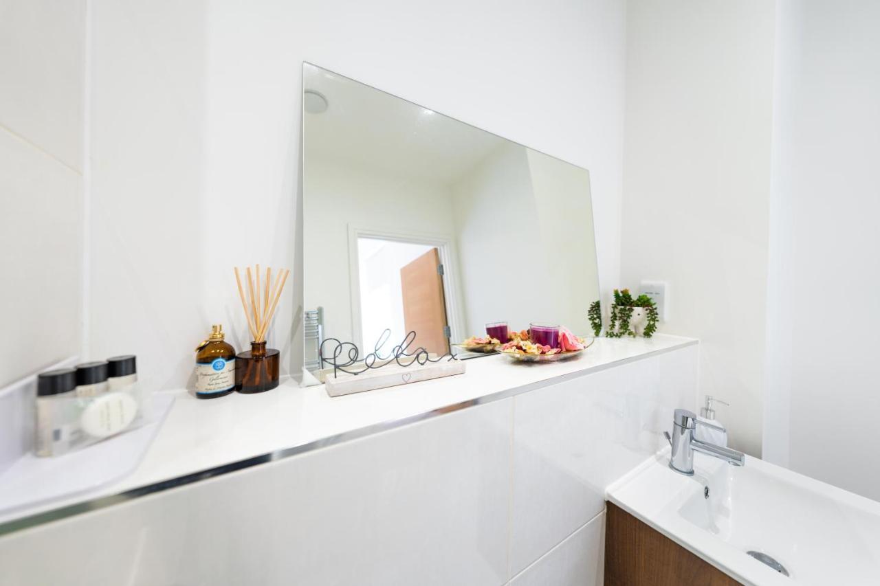 Mission Wave - Venture Apartment Staines-upon-Thames ภายนอก รูปภาพ
