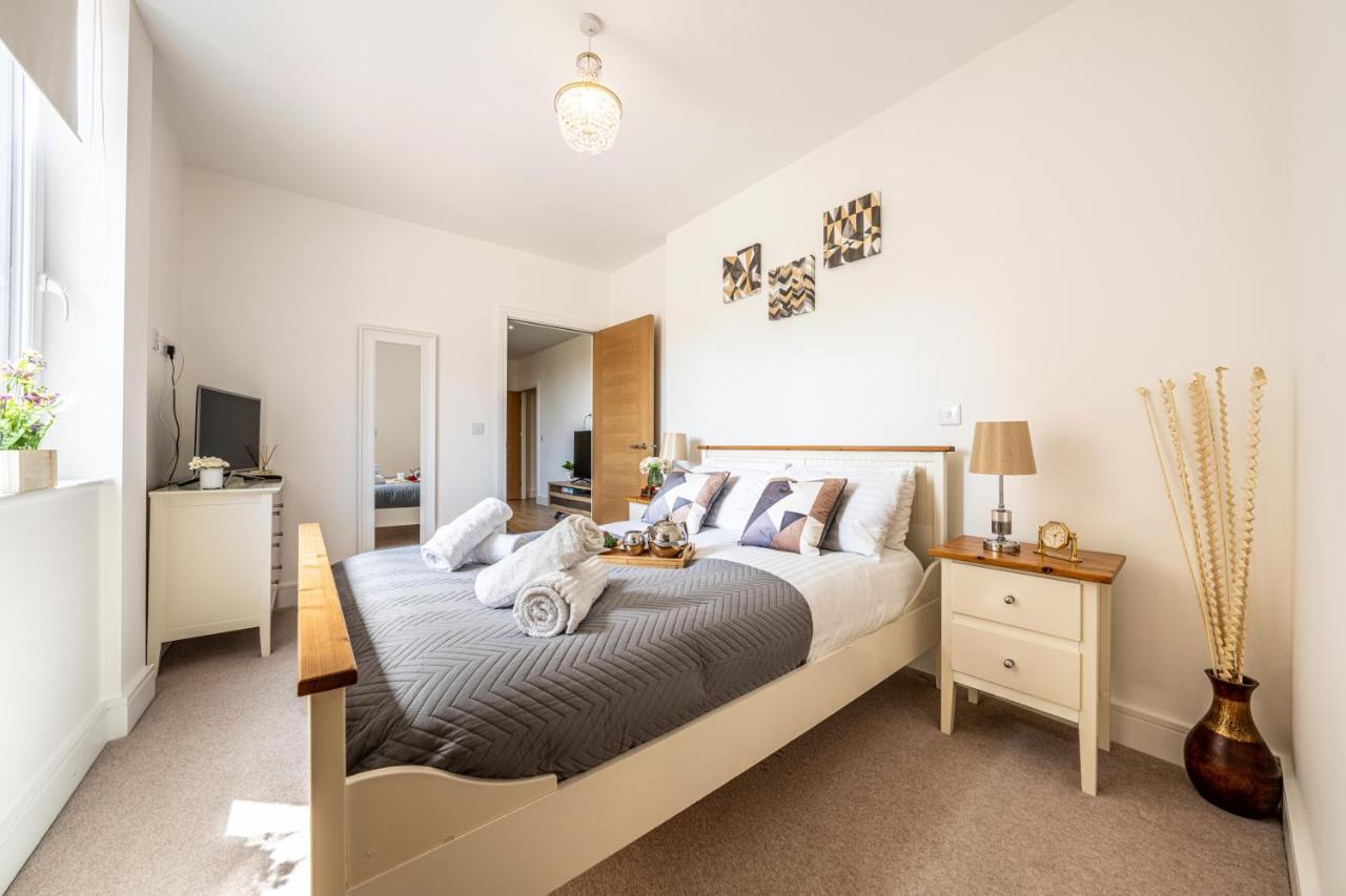 Mission Wave - Venture Apartment Staines-upon-Thames ภายนอก รูปภาพ