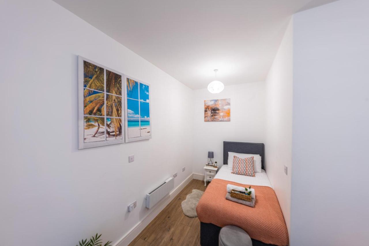Mission Wave - Venture Apartment Staines-upon-Thames ภายนอก รูปภาพ