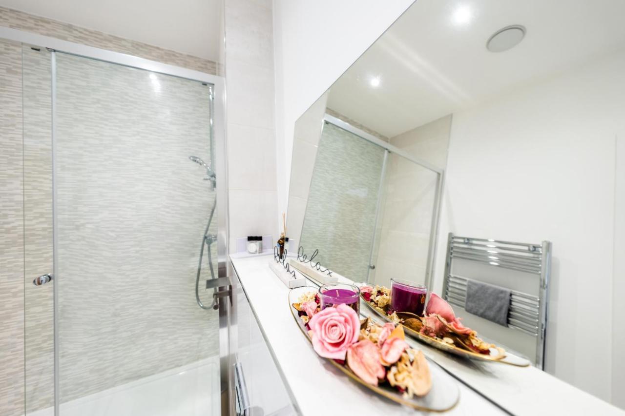 Mission Wave - Venture Apartment Staines-upon-Thames ภายนอก รูปภาพ