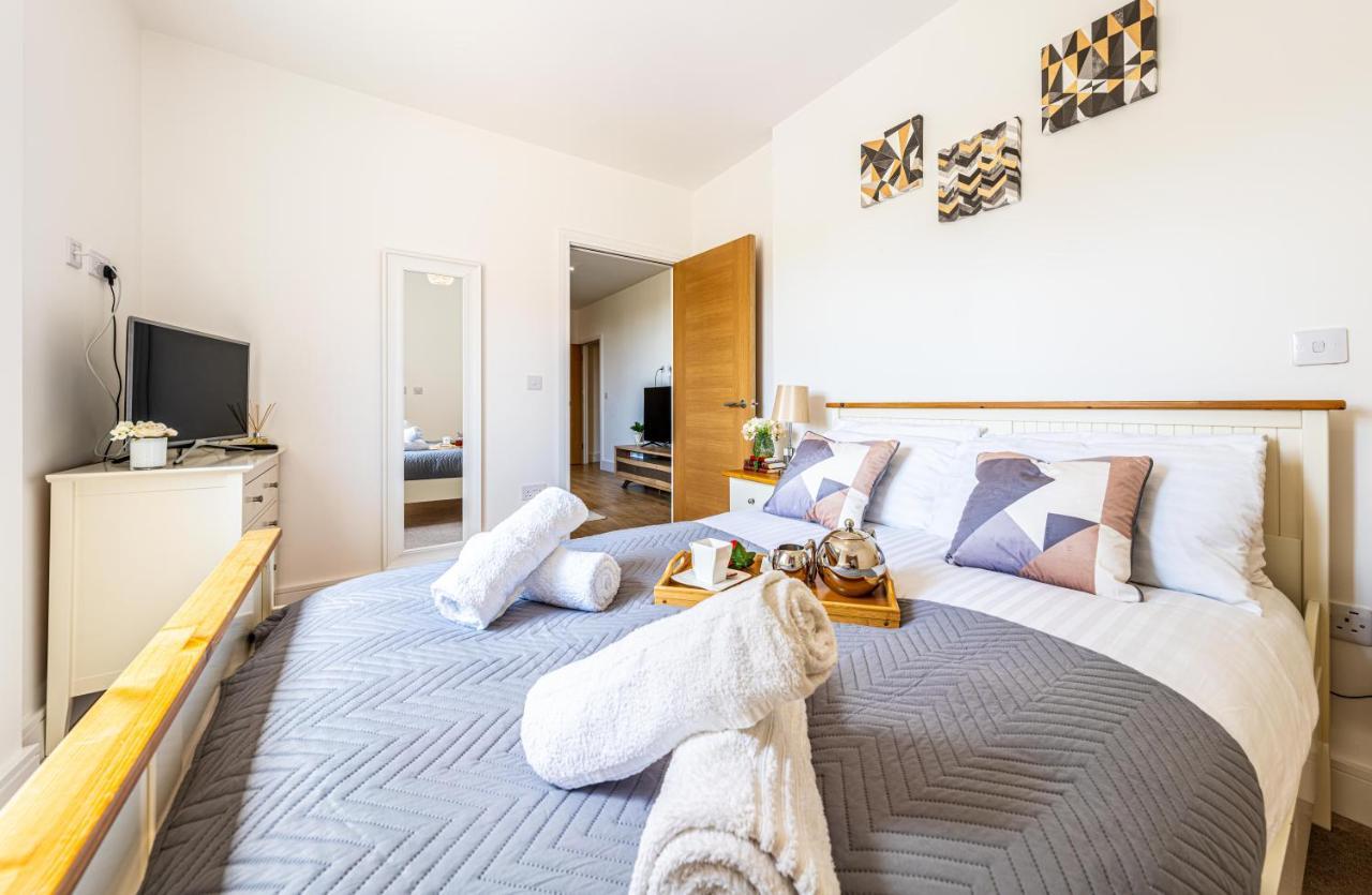 Mission Wave - Venture Apartment Staines-upon-Thames ภายนอก รูปภาพ