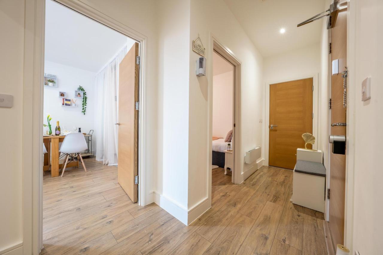 Mission Wave - Venture Apartment Staines-upon-Thames ภายนอก รูปภาพ