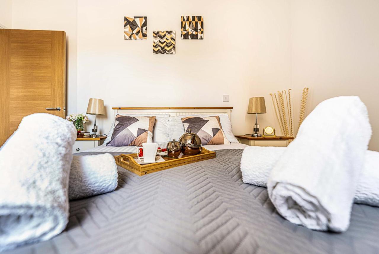 Mission Wave - Venture Apartment Staines-upon-Thames ภายนอก รูปภาพ