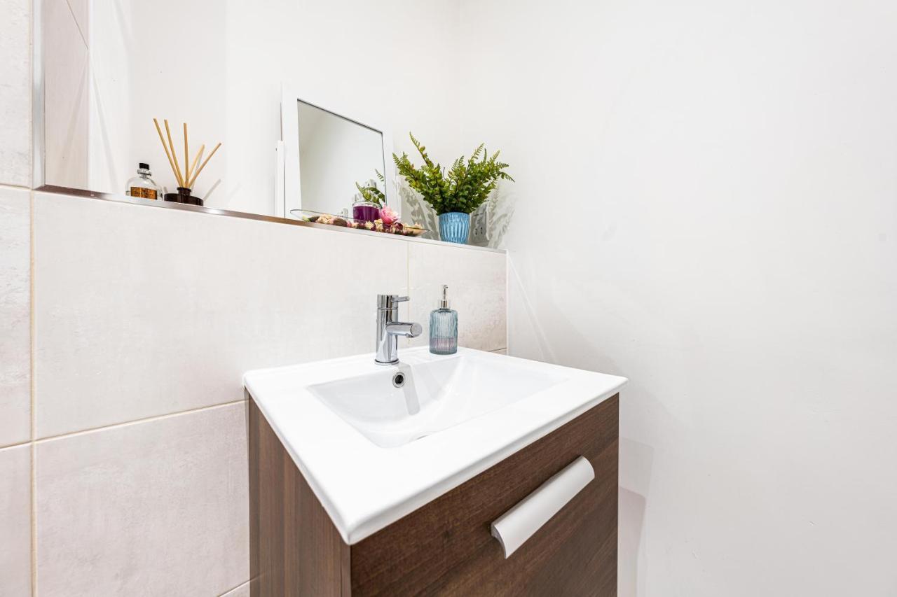 Mission Wave - Venture Apartment Staines-upon-Thames ภายนอก รูปภาพ