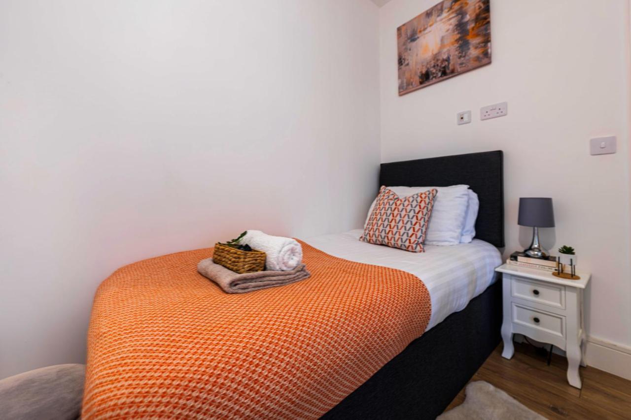 Mission Wave - Venture Apartment Staines-upon-Thames ภายนอก รูปภาพ