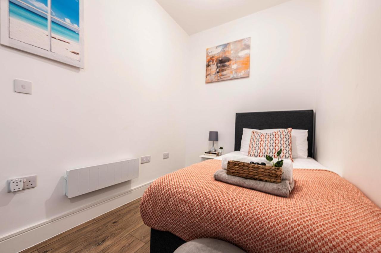 Mission Wave - Venture Apartment Staines-upon-Thames ภายนอก รูปภาพ