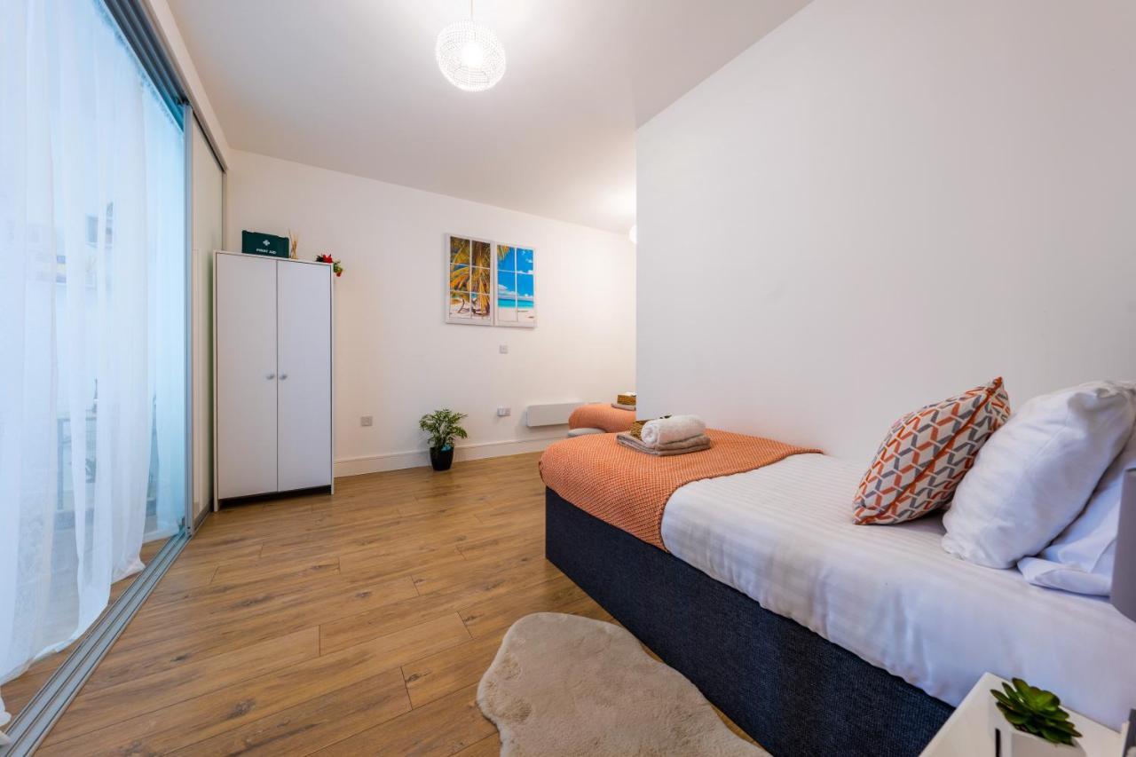 Mission Wave - Venture Apartment Staines-upon-Thames ภายนอก รูปภาพ